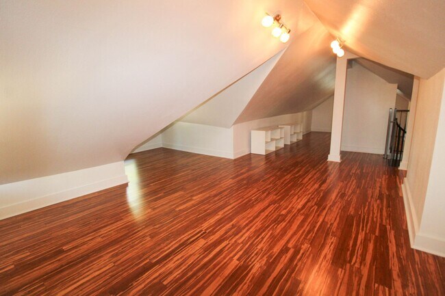 Building Photo - 436 W Rosewood Ave