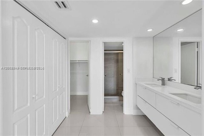 Building Photo - 100 Bayview Dr