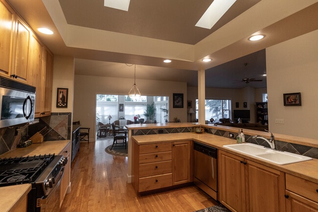 Building Photo - 2412 S Marypost Ave