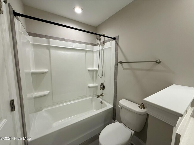 Building Photo - 204 Backspin Ln