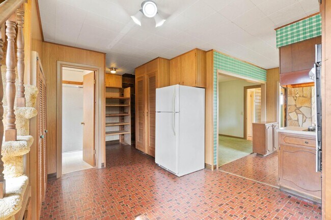 Building Photo - Quaint, inviting 4-bdrm/2-bath home in Cloverdale. Serene living, huge yard, covered patio