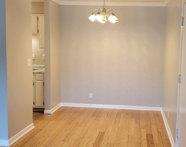 Building Photo - 420 Walton Ln