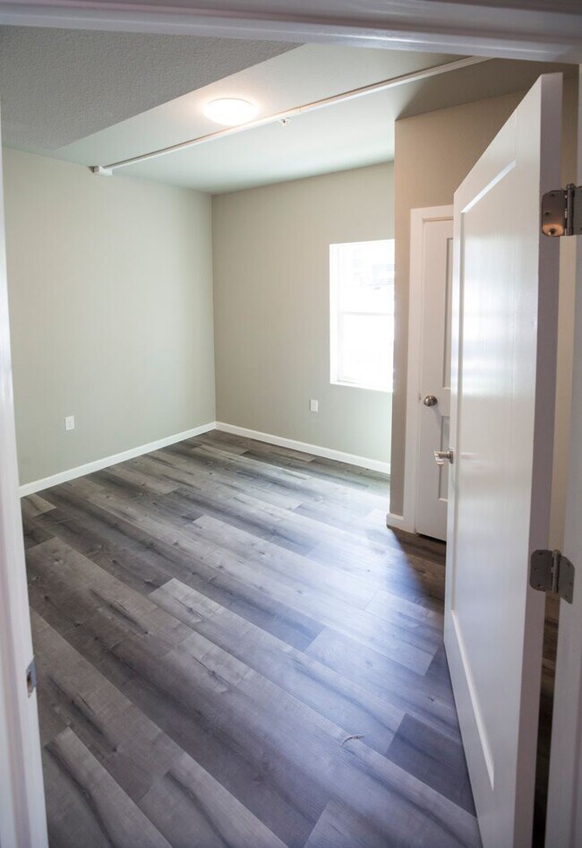 Building Photo - 3/2 - Walking distance to campus