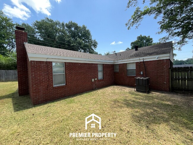 Building Photo - 3BR/1.5BA Memphis Rental with Tile Flooring, Brick Fireplace & Fenced Yard