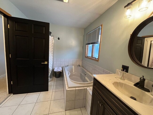 Building Photo - Beautiful 3 Bedroom / 2 Bath on 7 Acres!