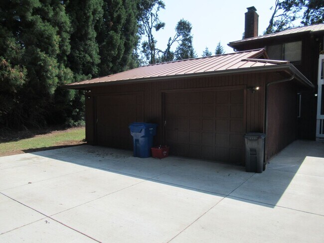 Building Photo - Large Two Bedroom w/ Garage