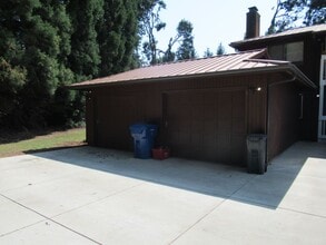 Building Photo - Large 2 bedroom w/ Garage