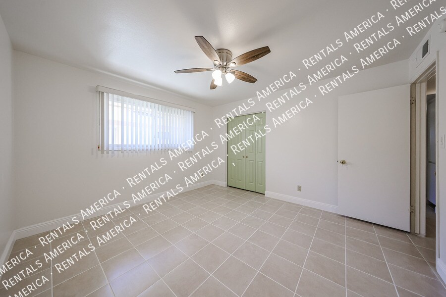 Building Photo - 935 E Wesleyan Dr