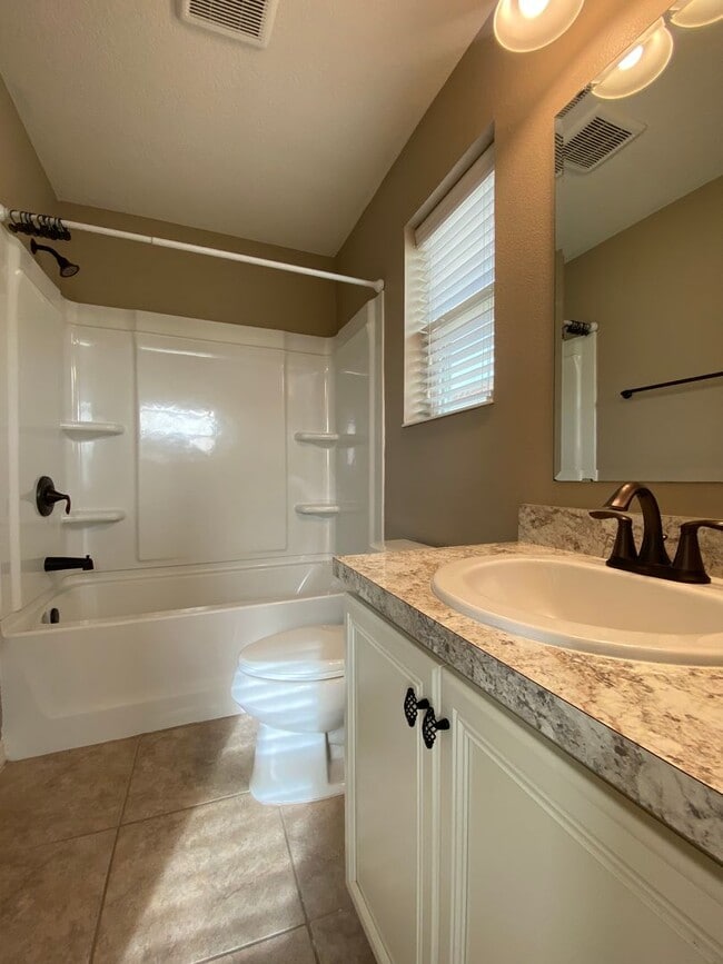 Building Photo - Stunning 5 Bedroom Pool Home in Orchard Hi...