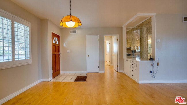 Building Photo - 9631 Crystal View Dr