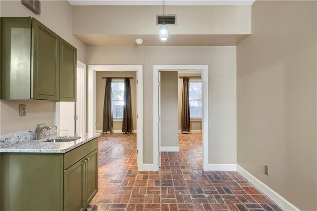 Building Photo - 305 Jackson St N