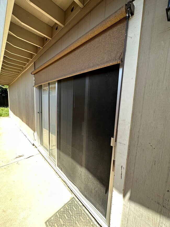 Building Photo - 9121 Nasreen Dr