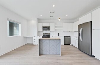 Building Photo - 100 Mockingbird Ln W