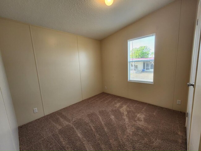 Building Photo - 445 Avanti Way Blvd