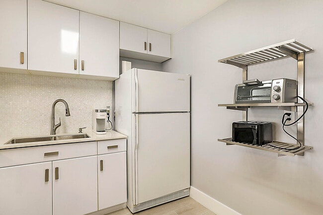 Building Photo - 2121 N Ocean Blvd