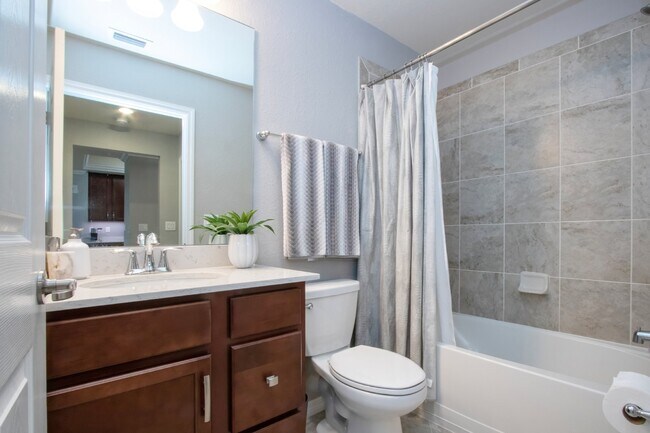 Building Photo - Like new 2BR, 2BA garage condo-Lakewood National