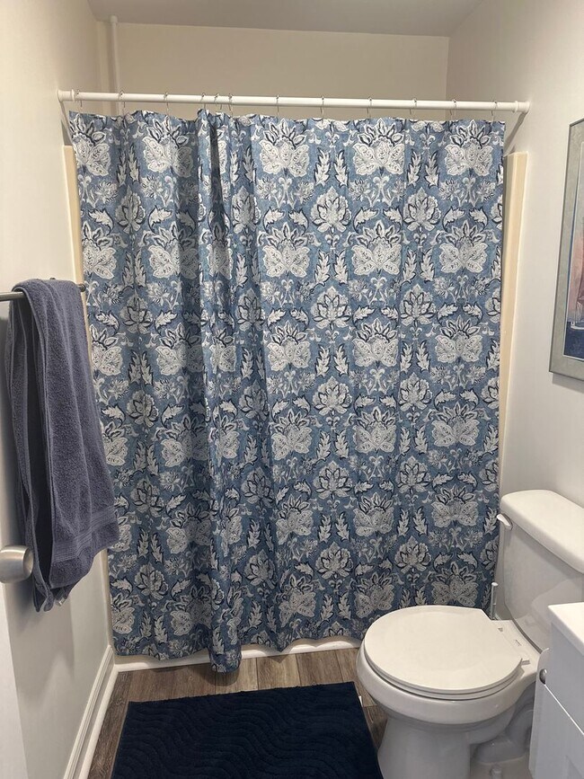 Building Photo - Fully furnished condo minutes from the beach!