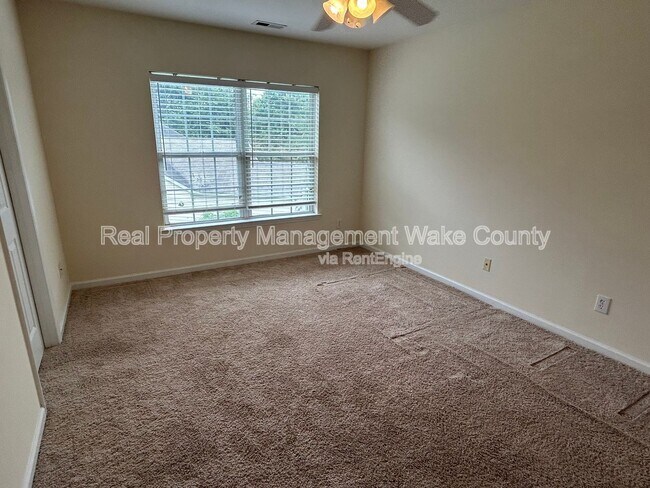 Building Photo - 2500 Valley Haven Dr