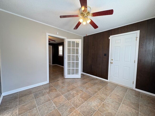 Building Photo - MOVE IN SPECIAL: 2 Bedroom, 1 Bathroom in Greensboro!