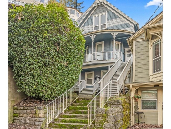 Building Photo - Victorian-style apartment available in the serene SW Hills