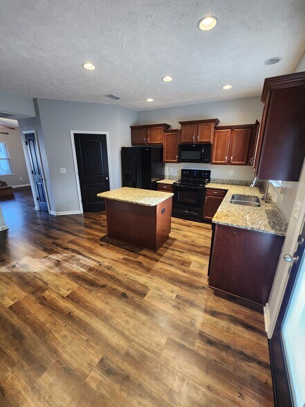 Building Photo - 826 Lower Park Pl