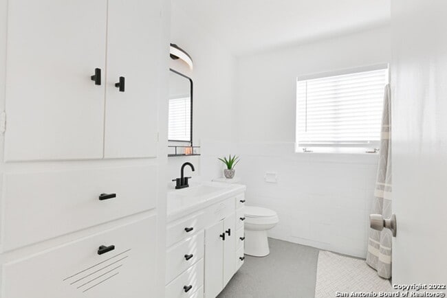 Building Photo - ~~COZY 3BD/2BA HOME! HIGHLANDS HIGH SCHOOL!!~~