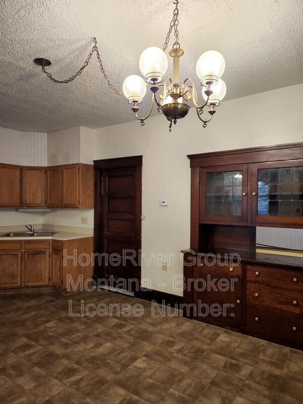 Building Photo - 532 S 3rd St W