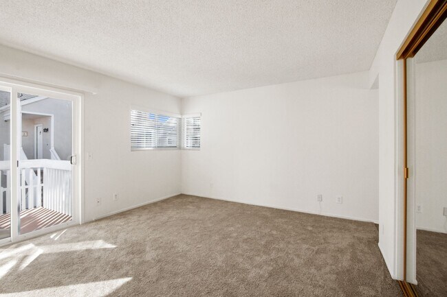 Building Photo - Ocean Views, Fully Remodeled Kitchen,Iconi...