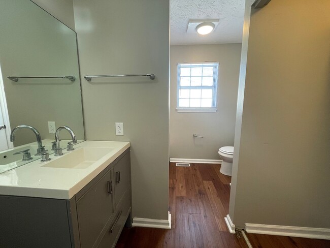 Building Photo - 2BR 1.5 BTH townhouse $1150 First Month's ...