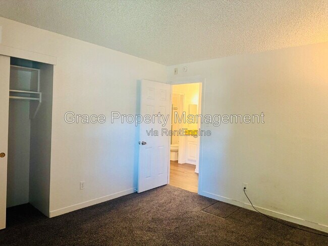 Building Photo - 501 Golden Cir