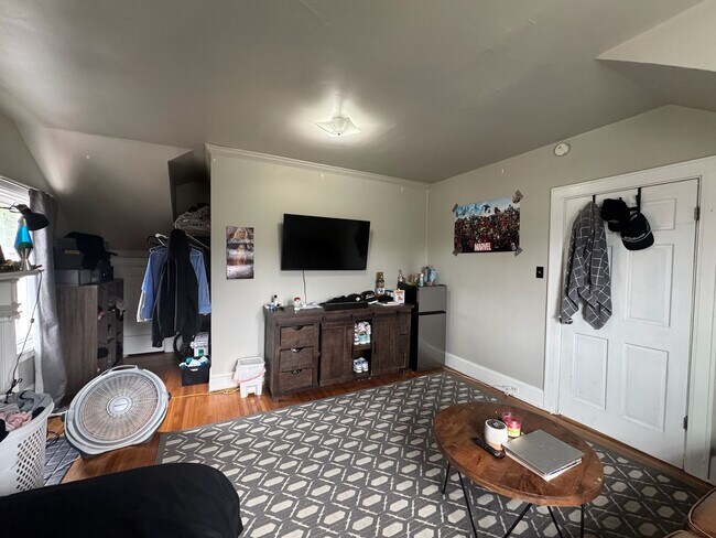 Building Photo - 350 Probasco St