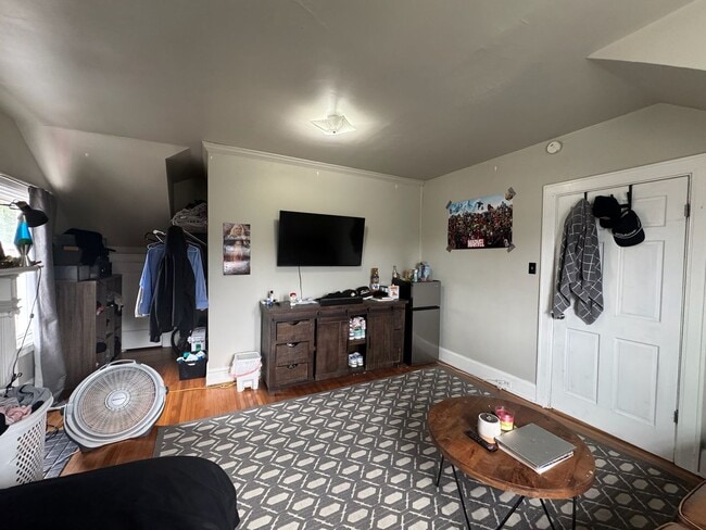Building Photo - 6 bed/2 bath on Probasco St., Mins. from UC for Only $700/pp ($4200/mo)! $250 SIGN ON BONUS FOR L...