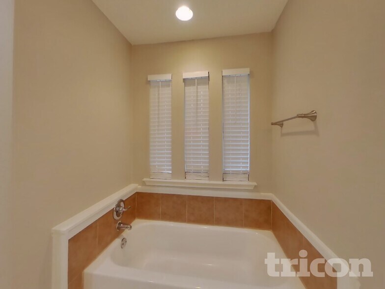 Building Photo - 528 Renee Ln