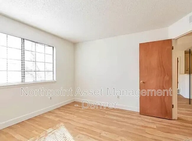 Building Photo - 1 BR/1BA | Newly Renovated Unit | Cozy Fireplace| Access to Community Pool!