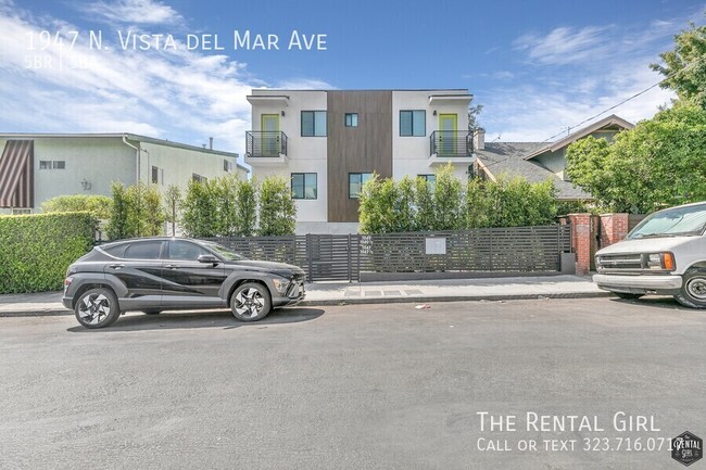 Building Photo - Hot-to-Go 5BR Townhome in Hollywood Dell w...