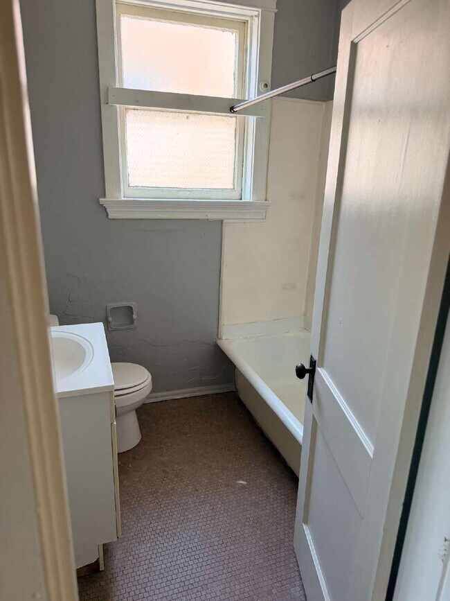 Building Photo - ** MOVE IN SPECIAL** Historic South City Living