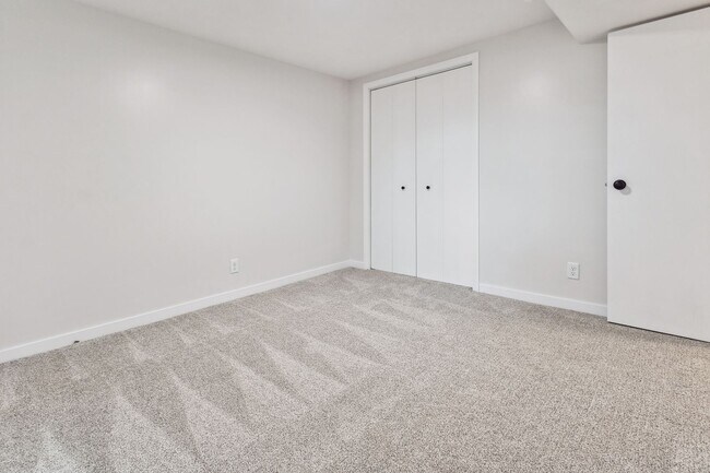 Building Photo - Fully Remodeled South Lincoln 4 Bedroom