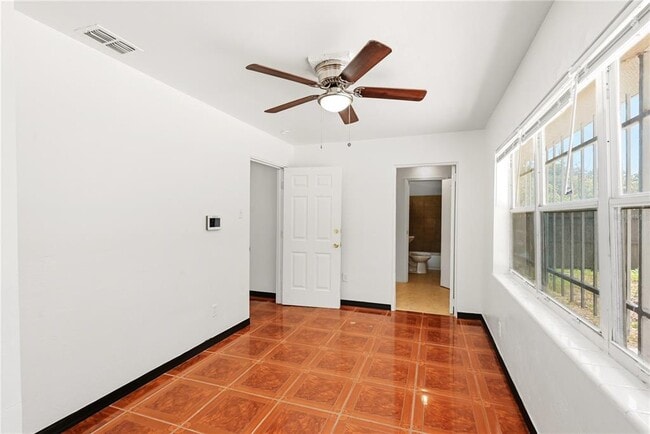 Building Photo - 808 S Ivey Ln