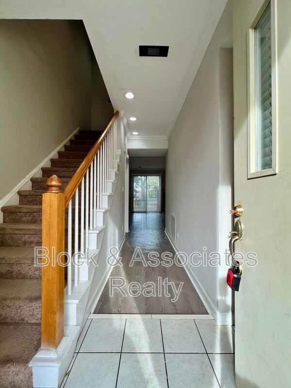 Building Photo - 207 Forest View Ct