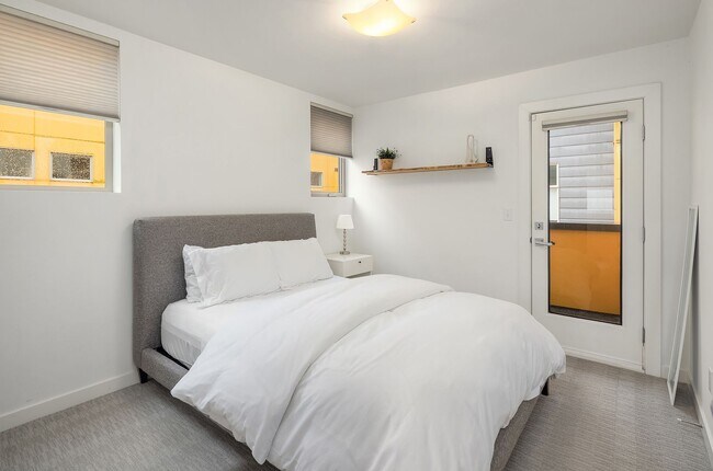 Building Photo - North Beacon Hill Townhome Living!