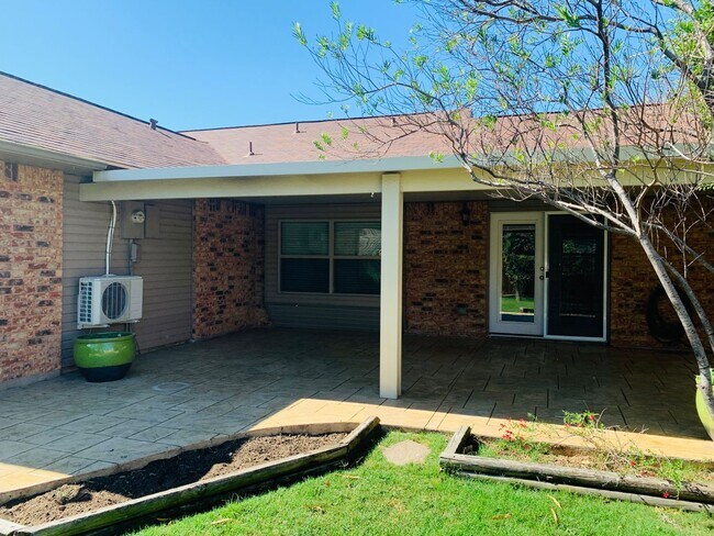 Building Photo - Move-In Ready 3-Bedroom in Sought-After Al...