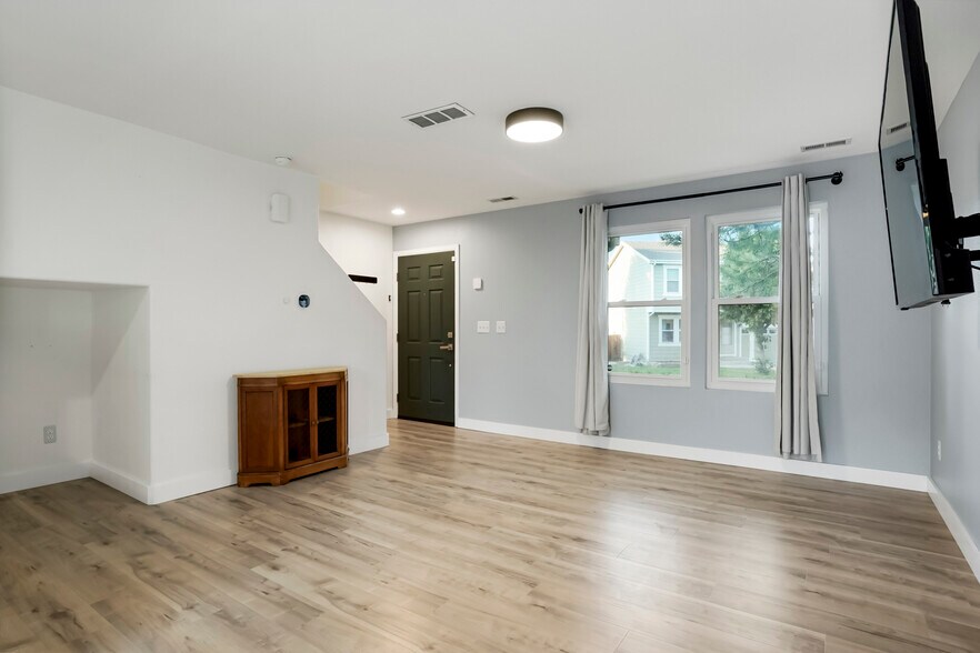 Building Photo - 4337 W Kenyon Ave