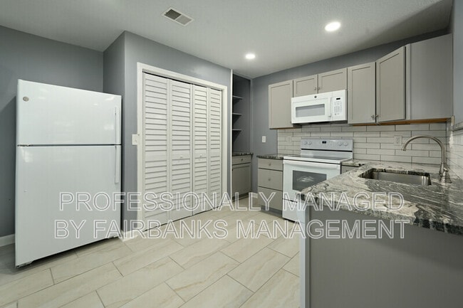 Building Photo - 6405 E 150th St