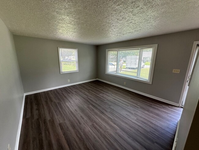 Building Photo - House for rent: Four bedroom,One bath, sto...