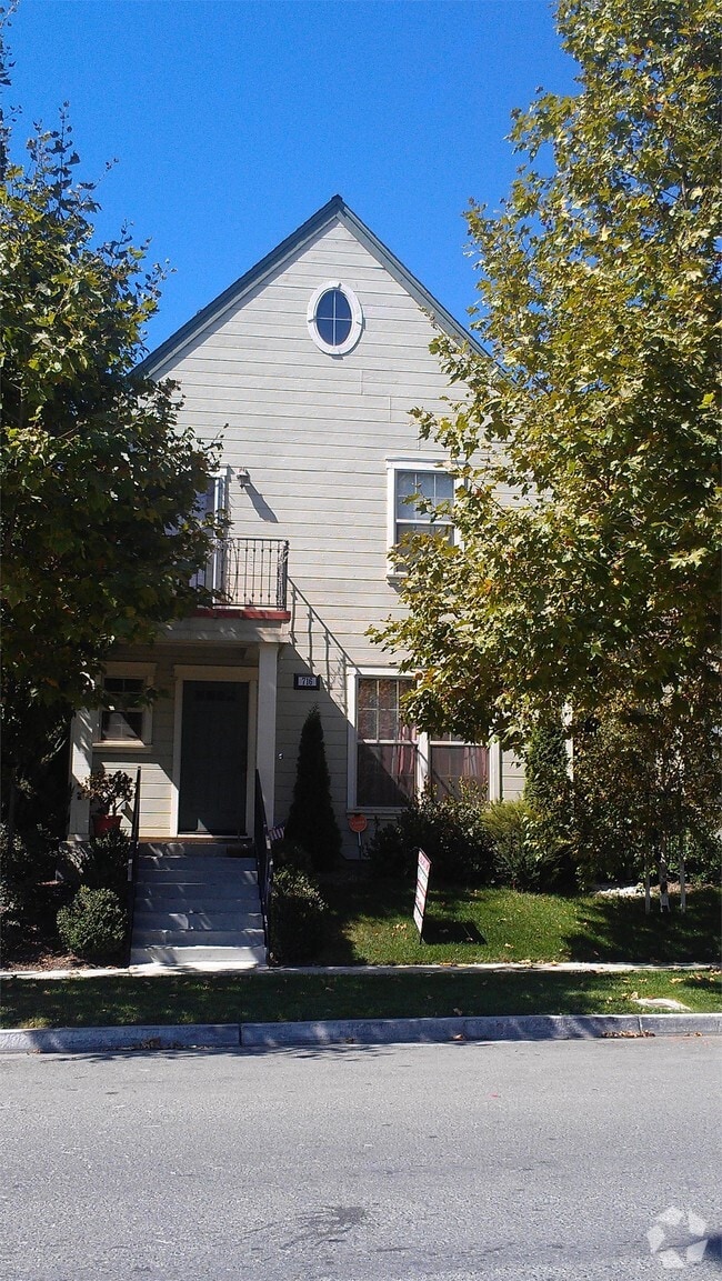 Building Photo - 716 Tyler Ave