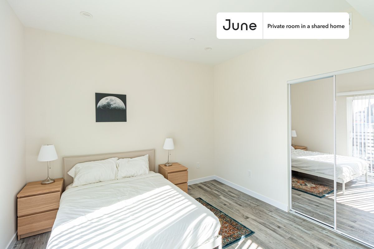 Building Photo - Private bedroom in 5 bed/5 bath Home