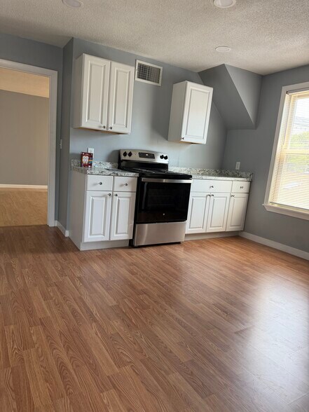 Kitchen - 24 Lake Ave