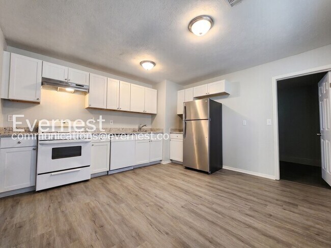 Building Photo - 3 Bed, 2 Bath Home with Fenced Yard / Pet-Friendly / Coming Soon!