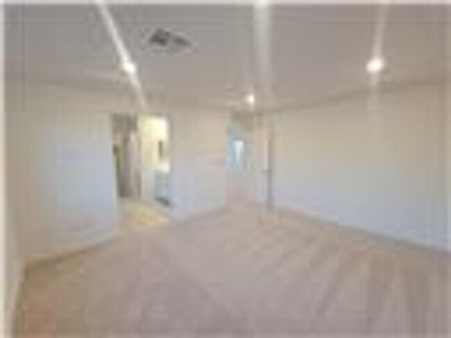 Building Photo - Beautiful 4 bedroom House