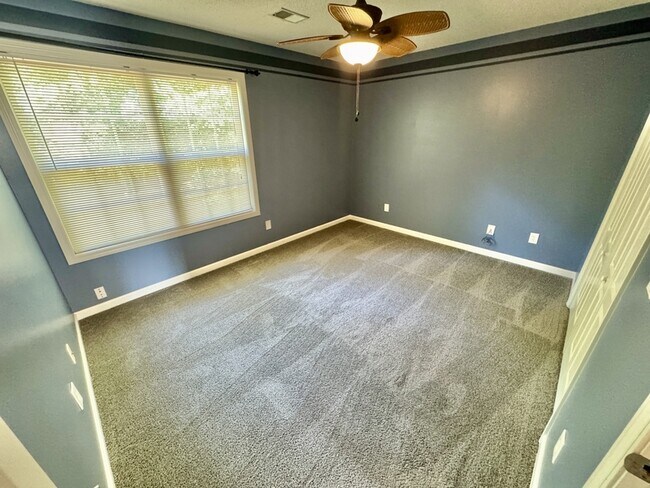 Building Photo - 431 Whitewater Tr